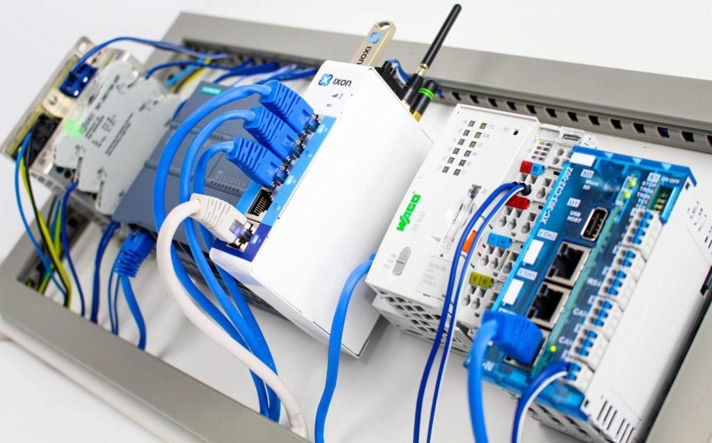 PLC có thể giao tiếp và liên kết với nhiều thiết bị thông minh